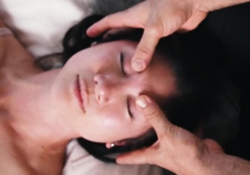 women on head massage 24030102 1